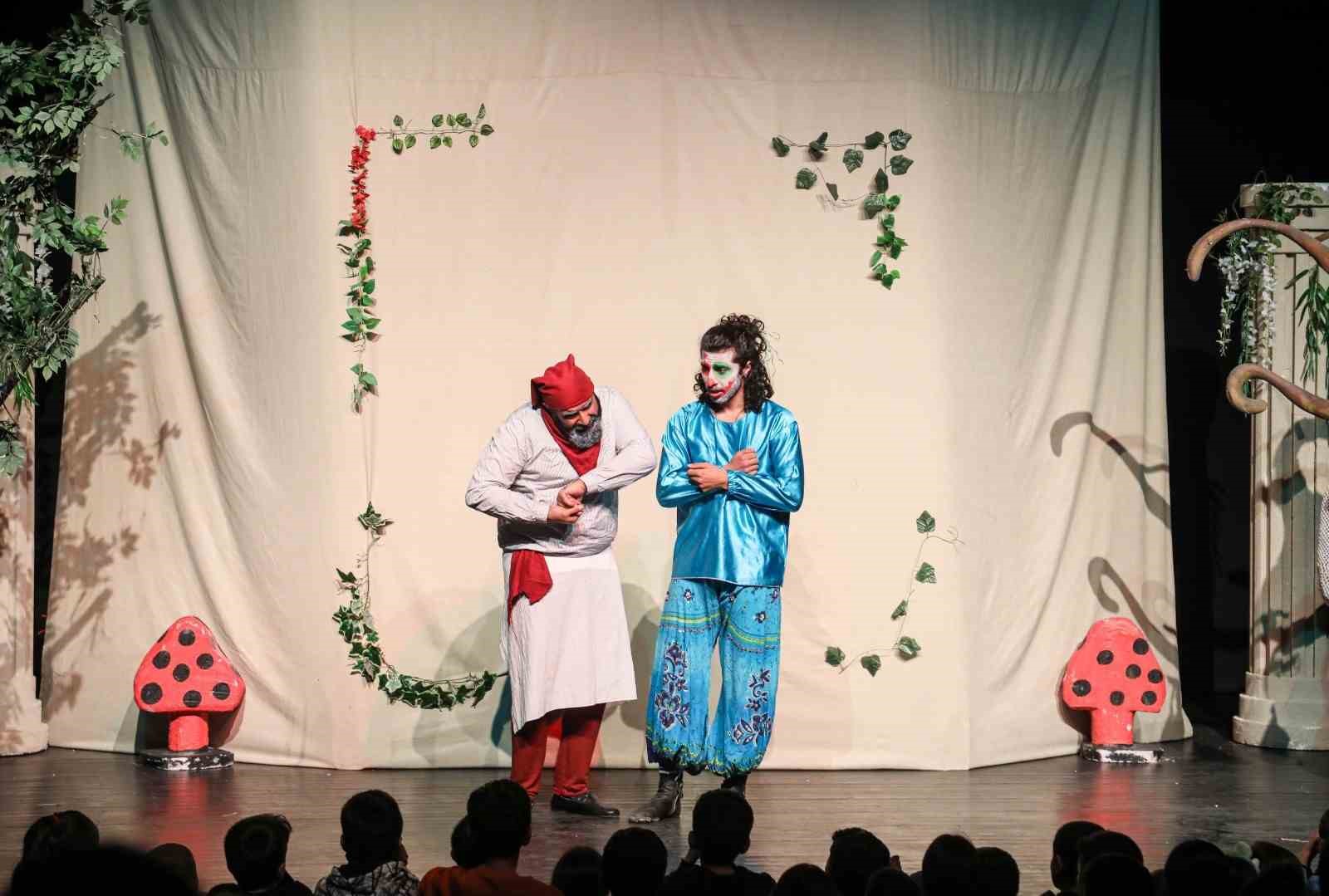 Van’da öğrencilere yönelik tiyatro etkinlikleri yoğun ilgiyle başladı