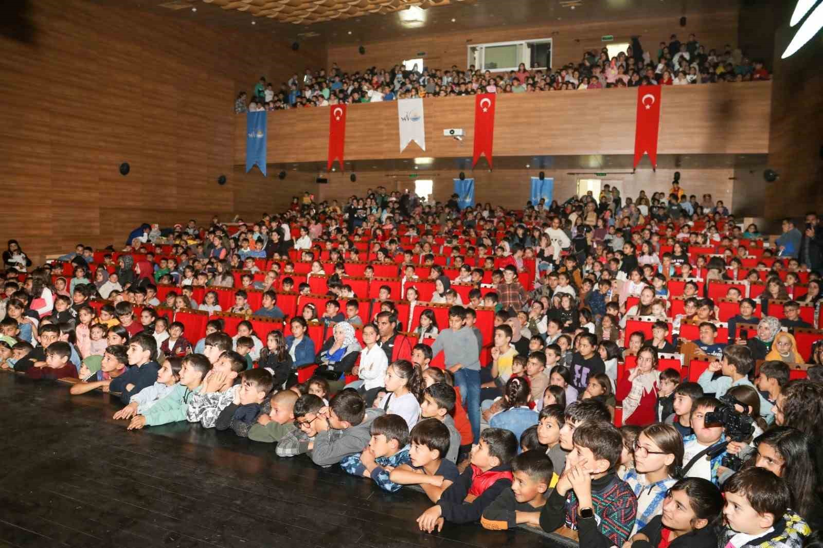 Van’da öğrencilere yönelik tiyatro etkinlikleri yoğun ilgiyle başladı