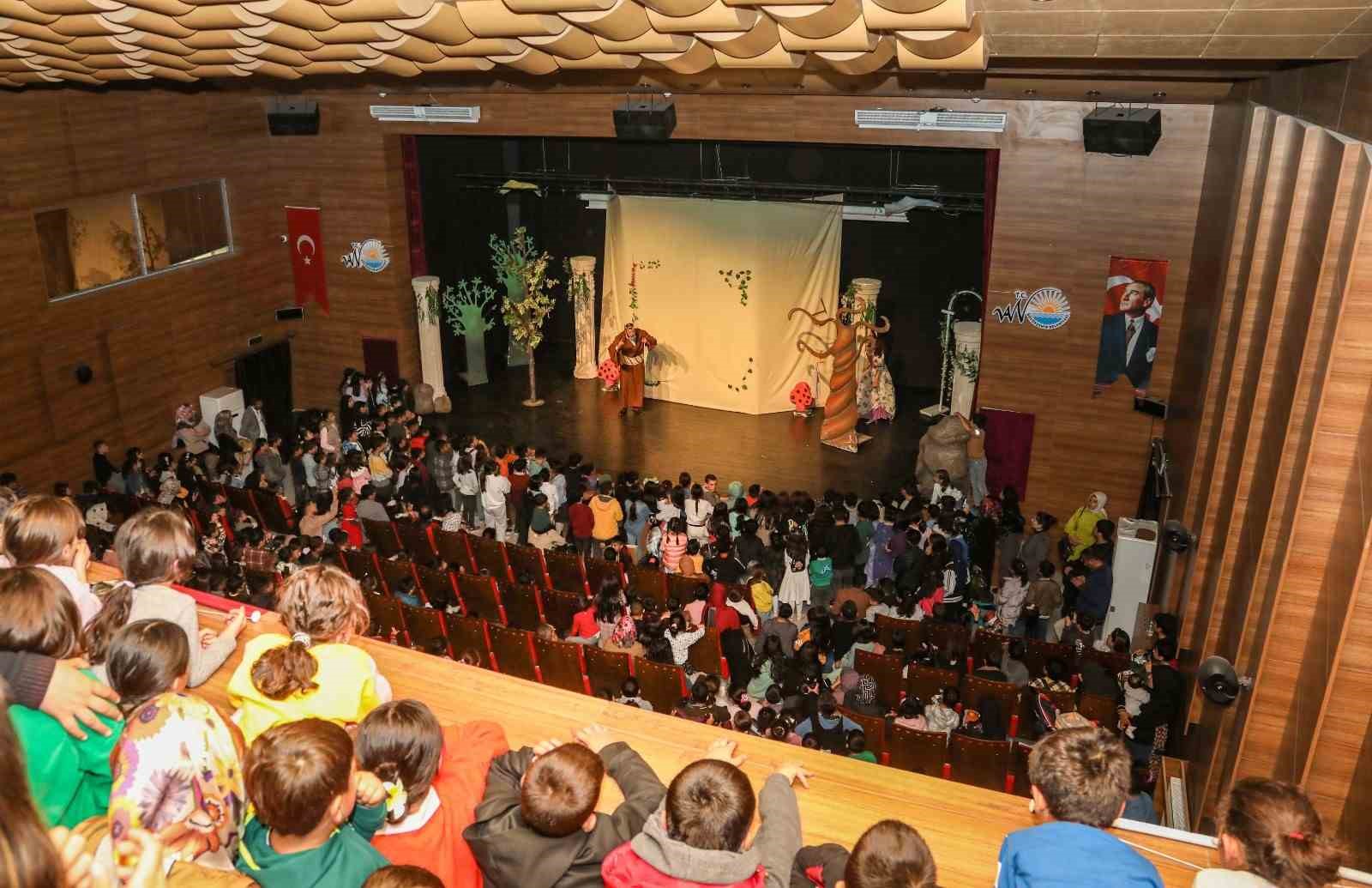 Van’da öğrencilere yönelik tiyatro etkinlikleri yoğun ilgiyle başladı