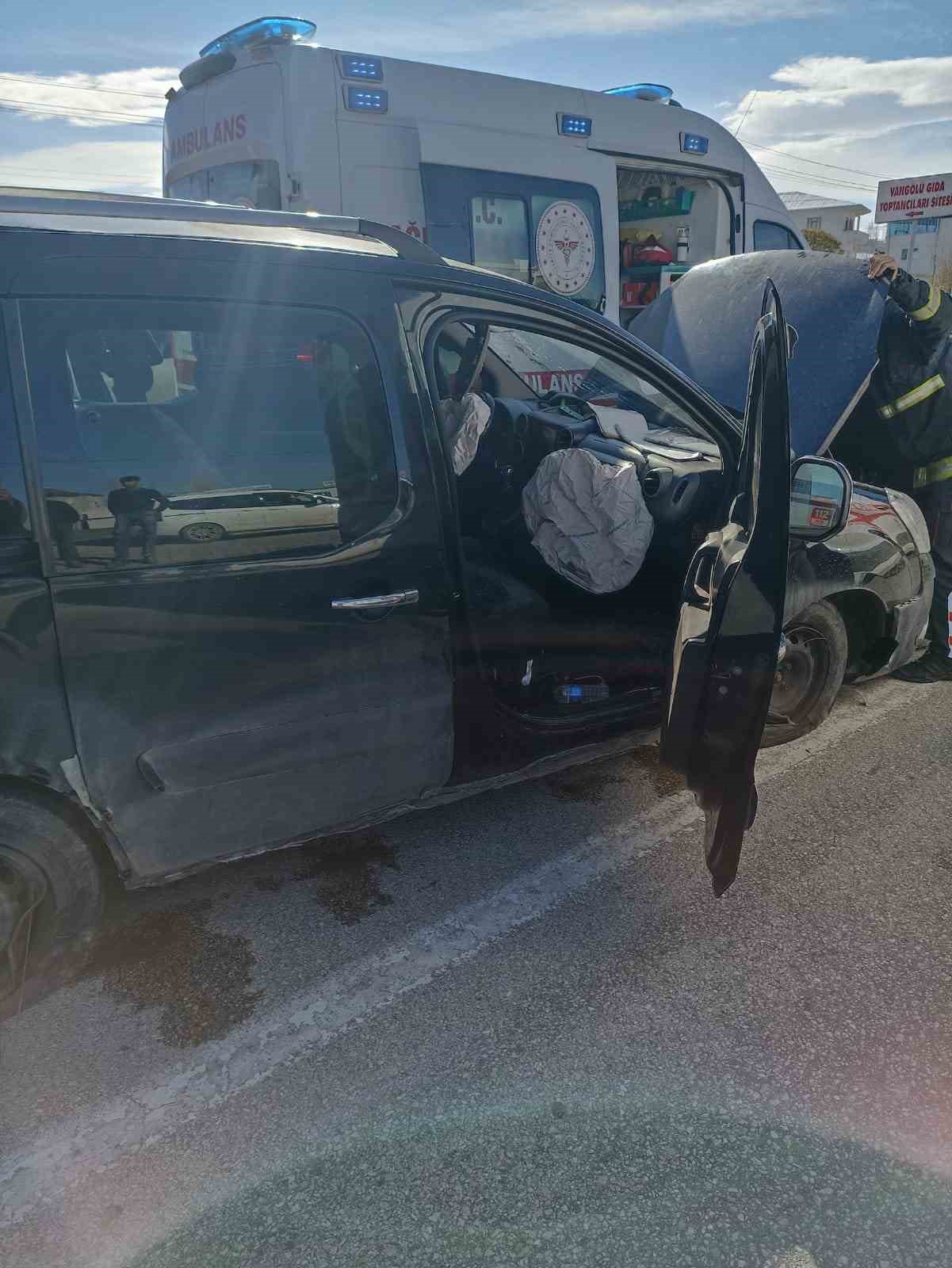 Van’da kamyonetler çarpıştı: 1 yaralı