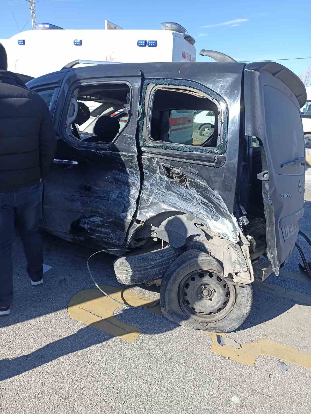 Van’da kamyonetler çarpıştı: 1 yaralı