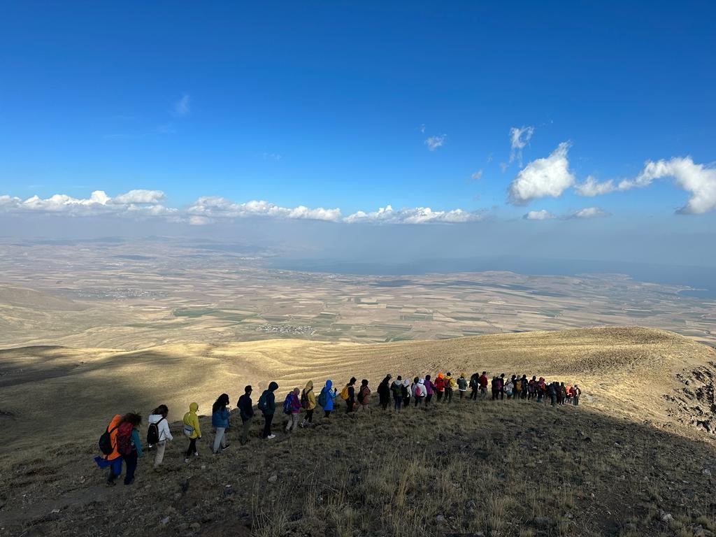 Vanlı 40 dağcı Nemrut Krater Gölü macerası