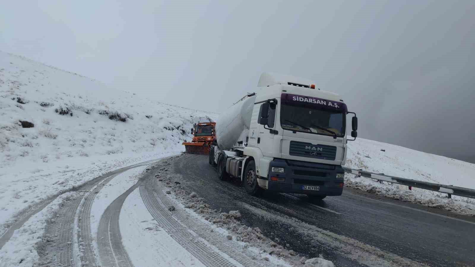 Van’da 2 bin 730 rakımlı Güzeldere Geçidi’nde kar yağışı