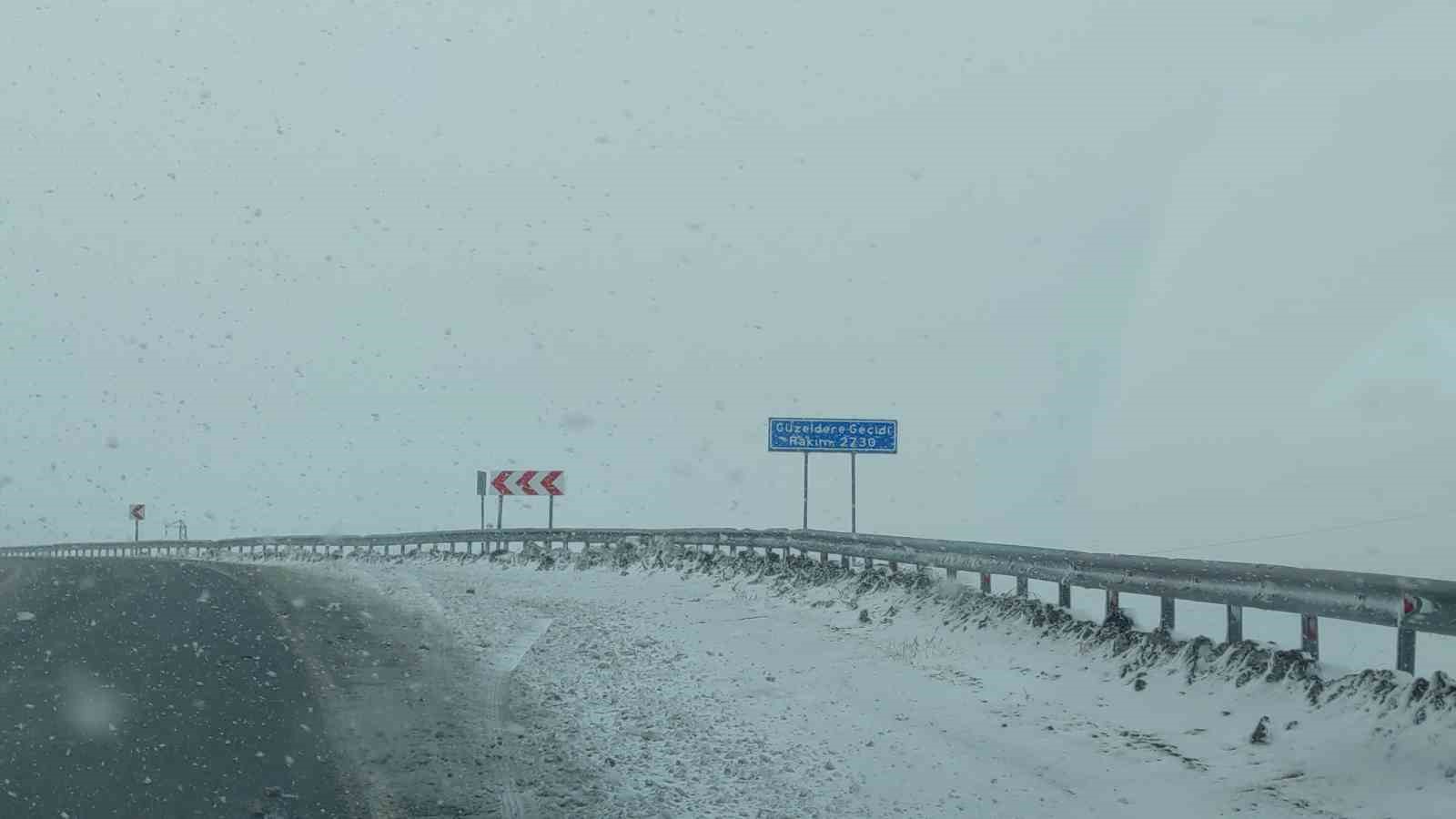 Van’da 2 bin 730 rakımlı Güzeldere Geçidi’nde kar yağışı