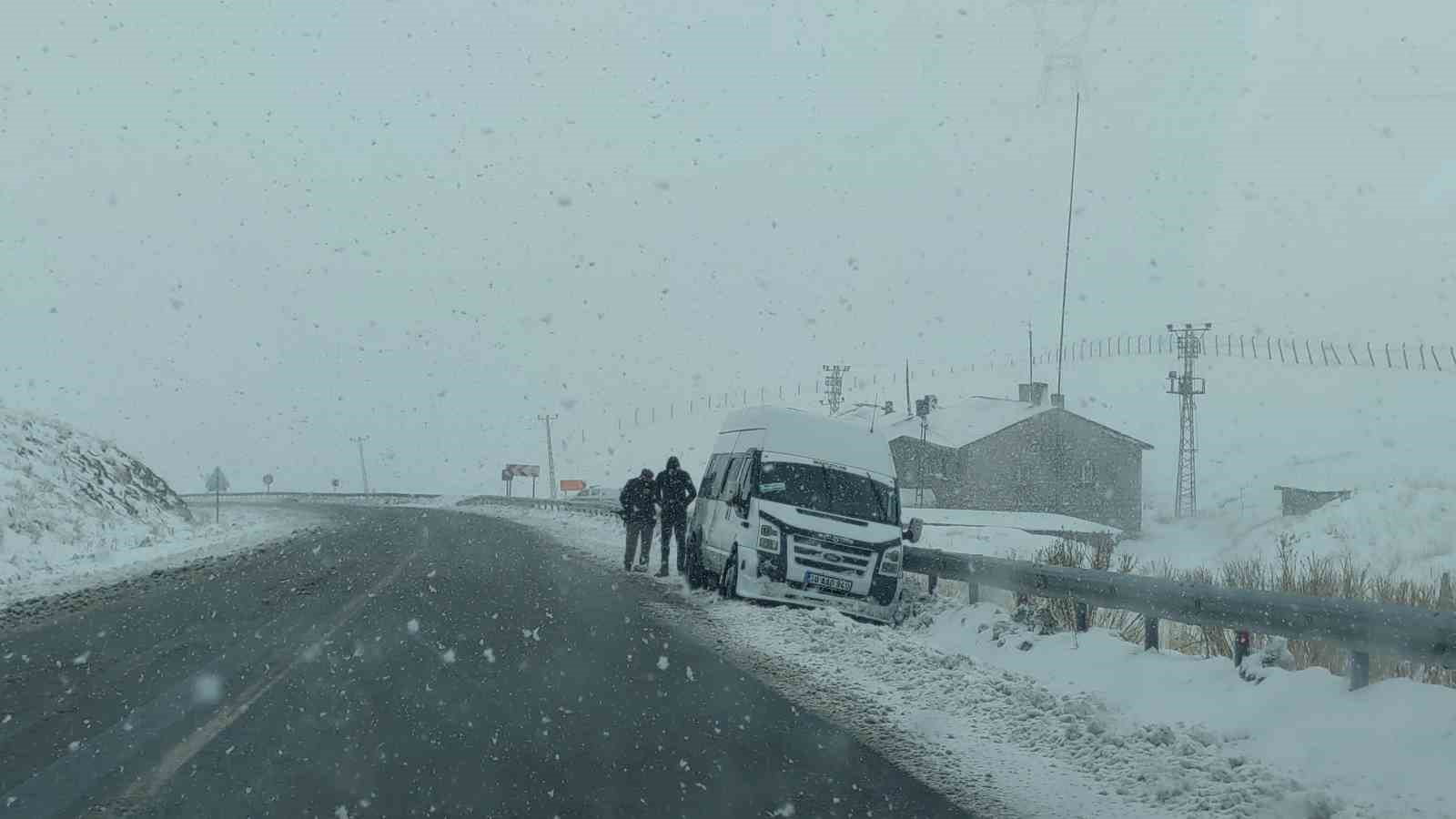 Van’da 2 bin 730 rakımlı Güzeldere Geçidi’nde kar yağışı