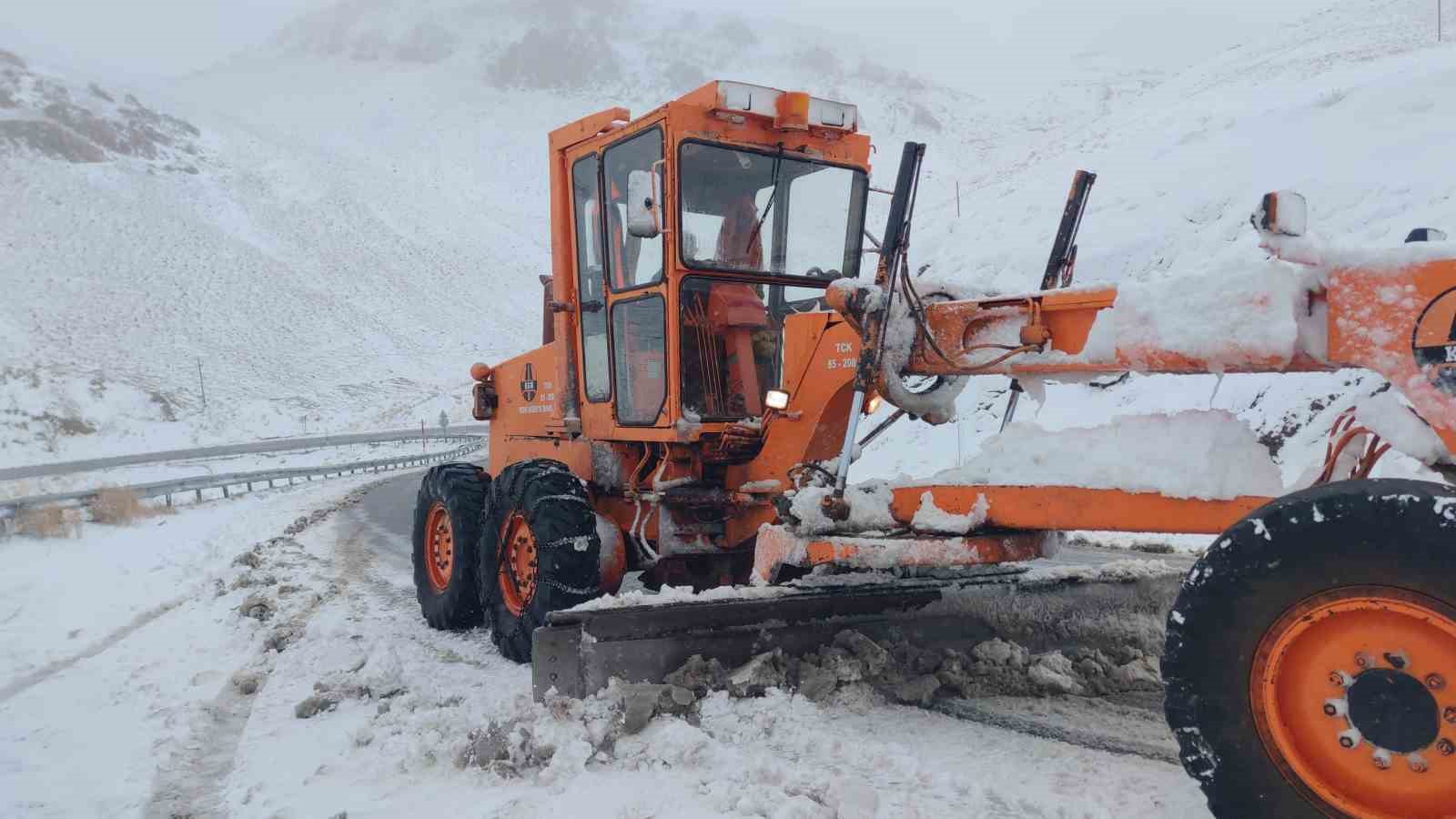 Van’da 2 bin 730 rakımlı Güzeldere Geçidi’nde kar yağışı