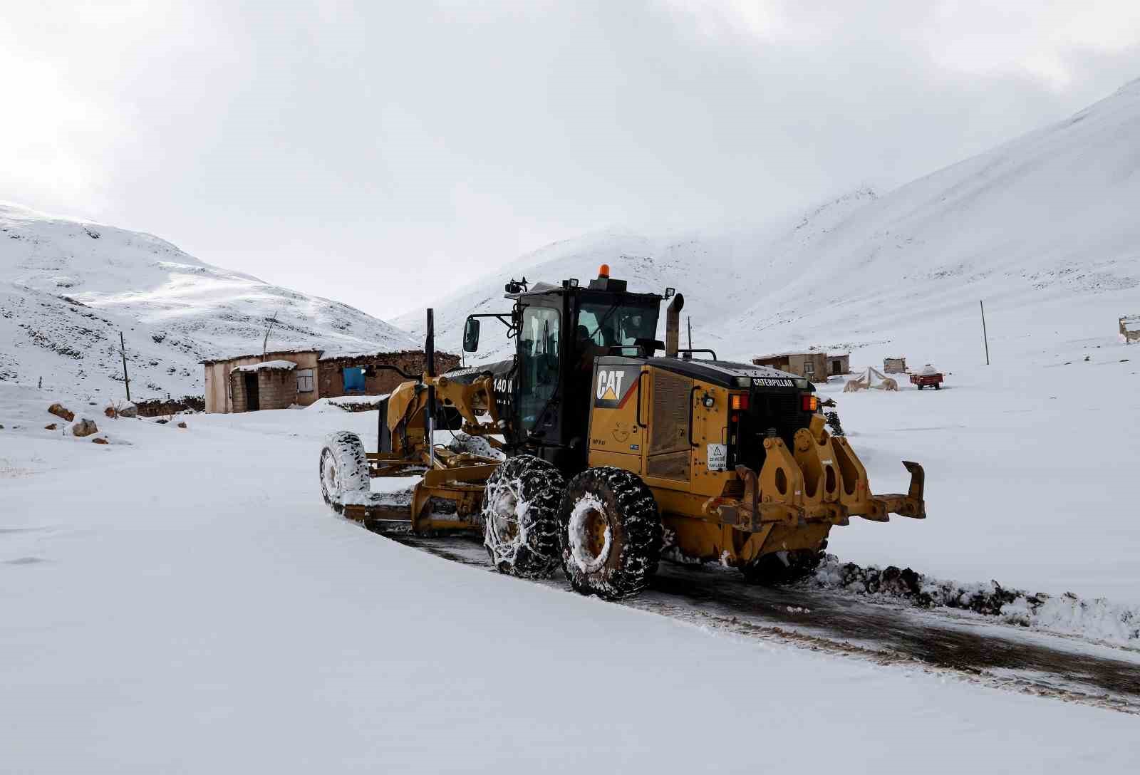 Van’da 600 personelle karla mücadele çalışması