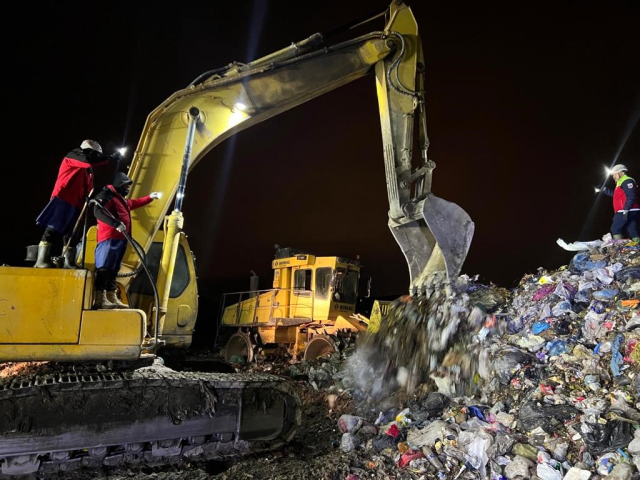 Belediye işçisi geri dönüşüm tesisinde çöp yığını altında kayboldu