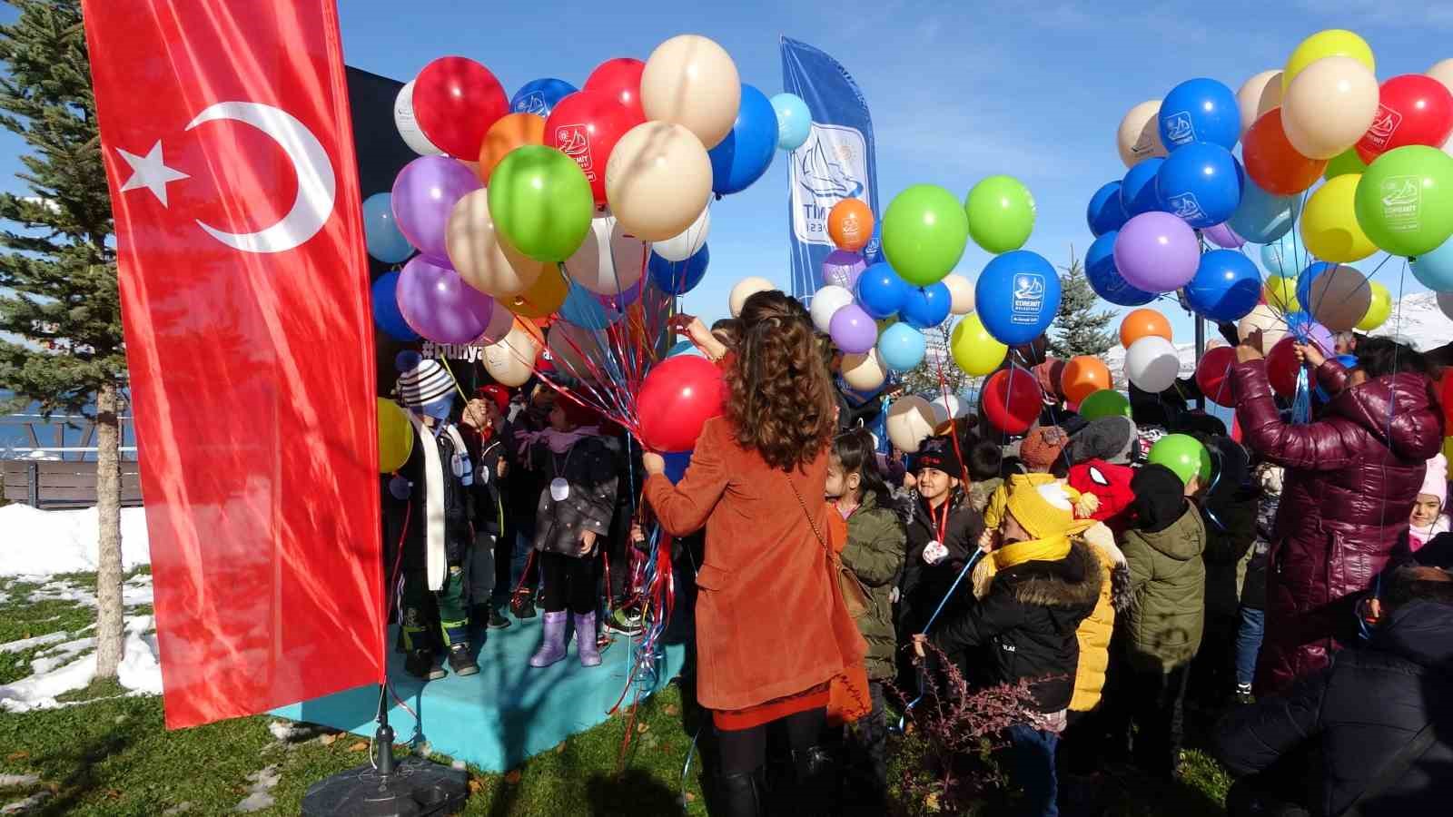 Gazzeli çocuklar için gökyüzüne balon bırakıldı