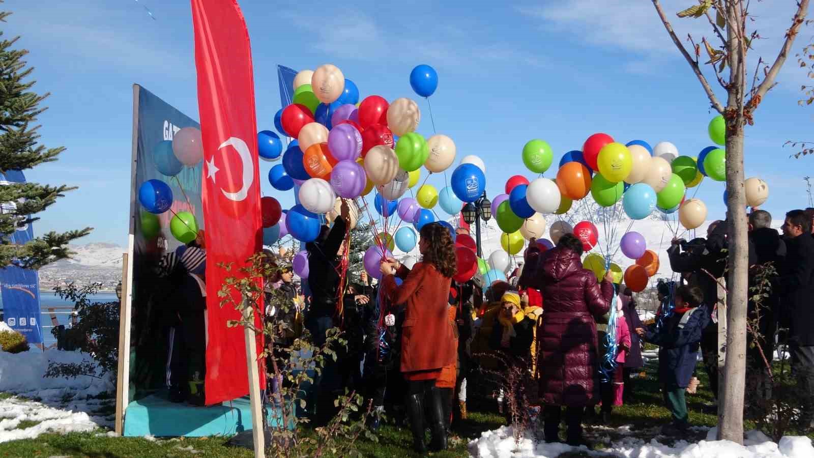 Gazzeli çocuklar için gökyüzüne balon bırakıldı