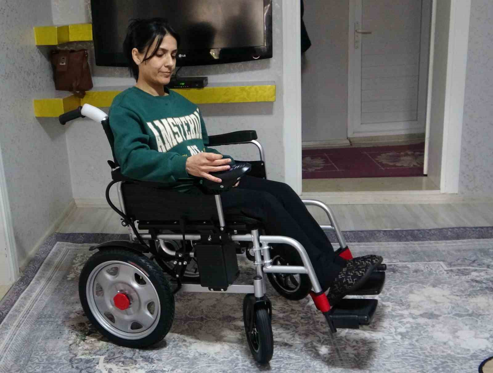 Engelli kadın akülü tekerlekli sandalyesine kavuştu