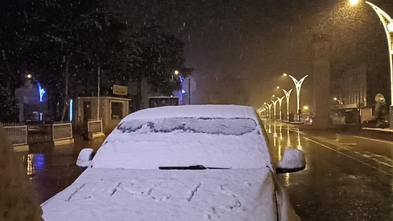 Erciş’e mevsimin ilk karı yağmaya başladı