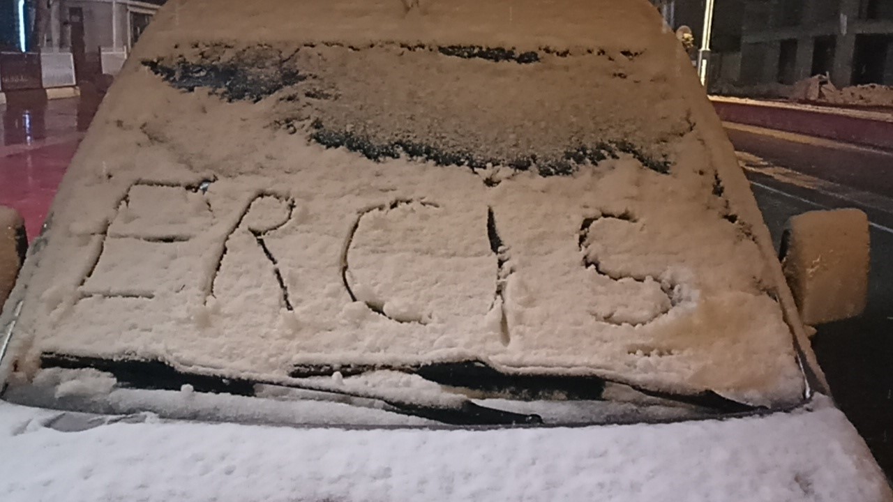 Erciş’e mevsimin ilk karı yağmaya başladı