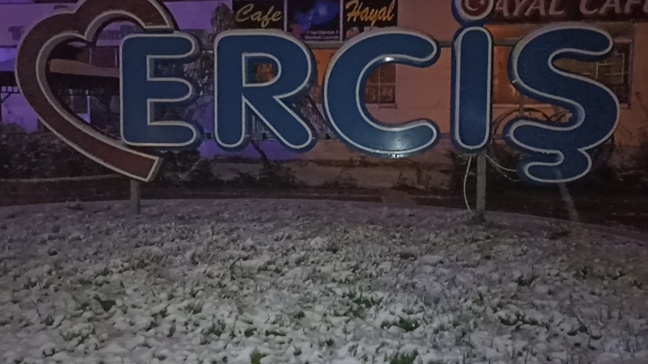 Erciş’e mevsimin ilk karı yağmaya başladı