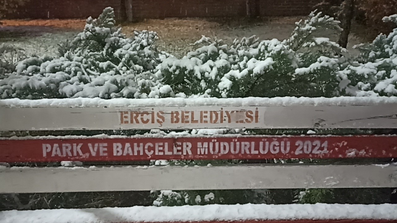 Erciş’e mevsimin ilk karı yağmaya başladı