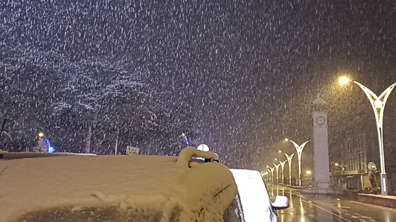 Erciş’e mevsimin ilk karı yağmaya başladı