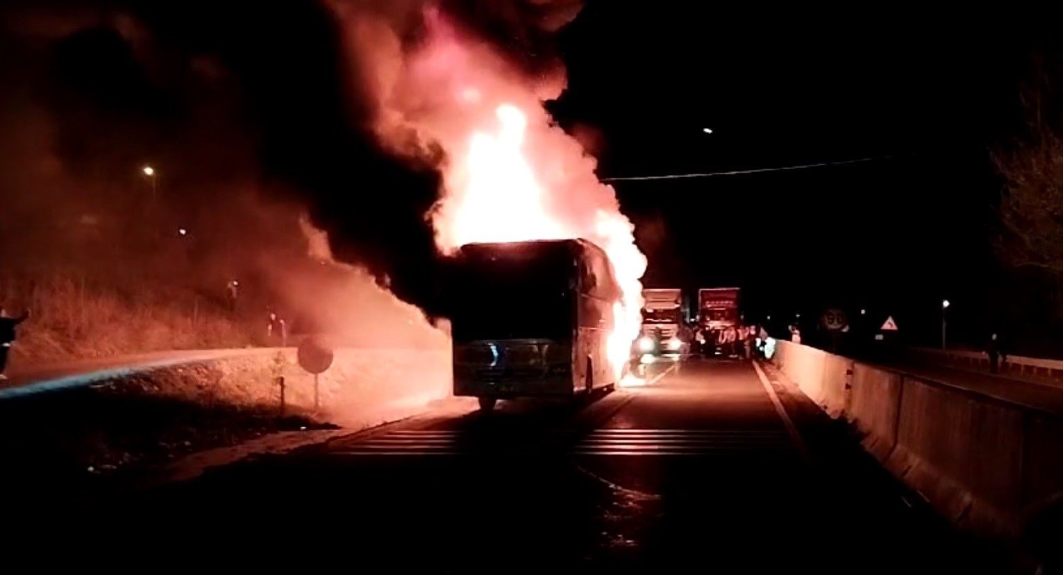 Bolu Dağı’nda otobüs alev alev yandı, faciadan dönüldü