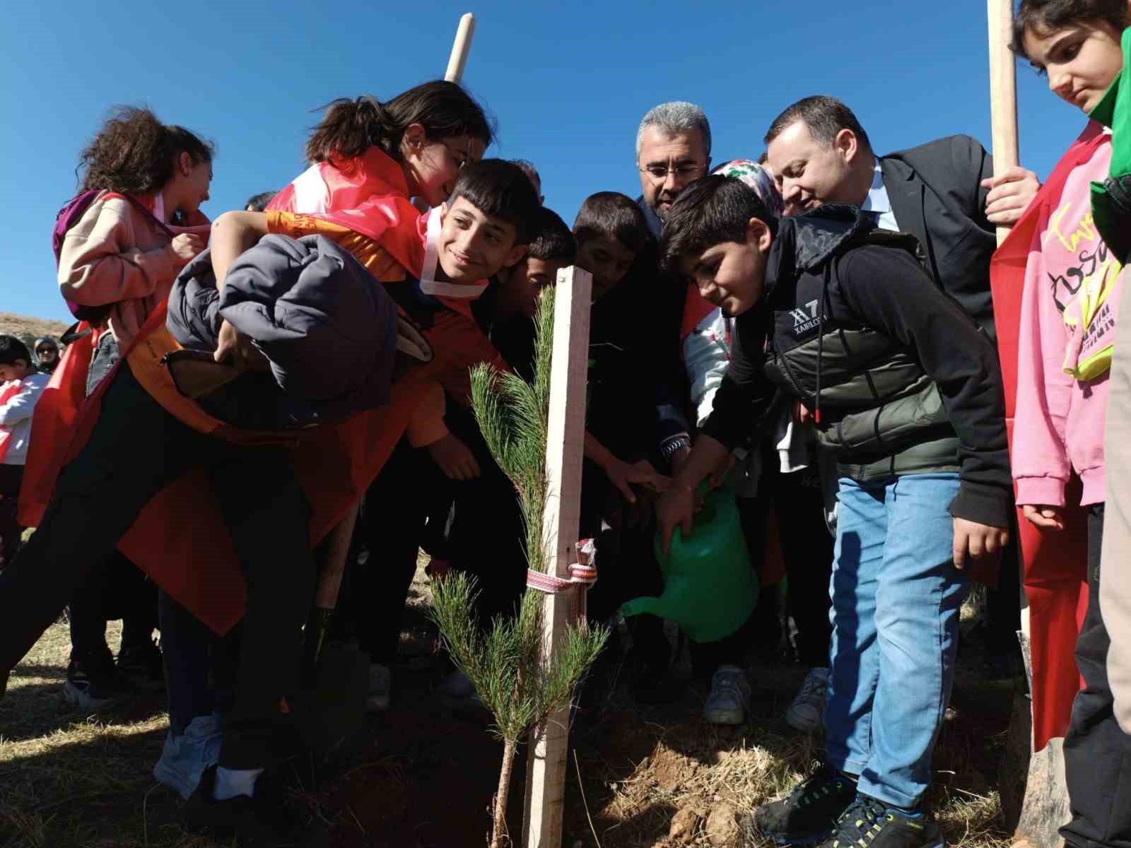 Van’da Gazzeli çocuklar adına fidan dikildi