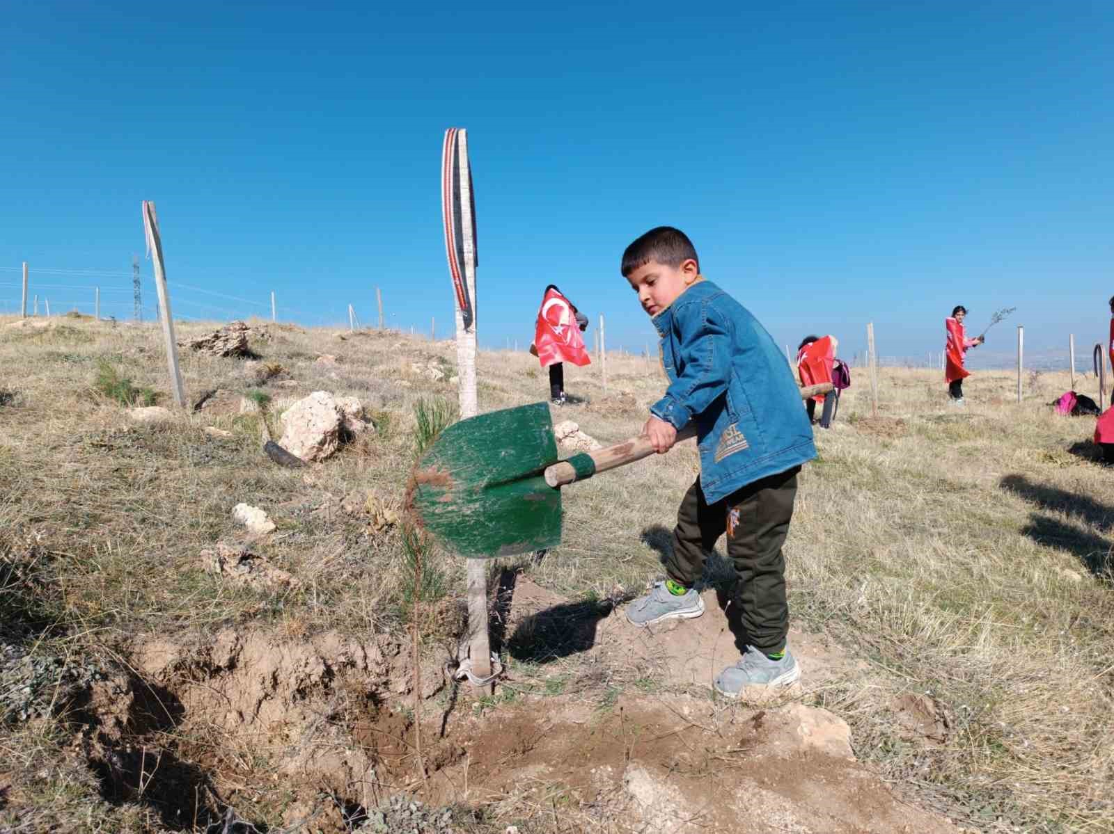 Van’da Gazzeli çocuklar adına fidan dikildi
