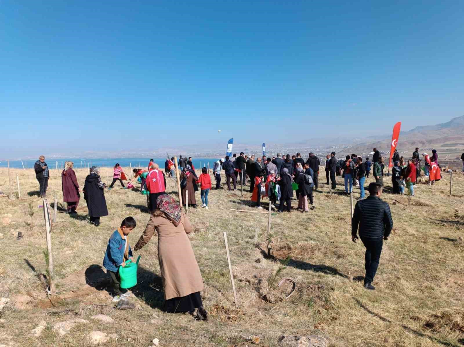 Van’da Gazzeli çocuklar adına fidan dikildi