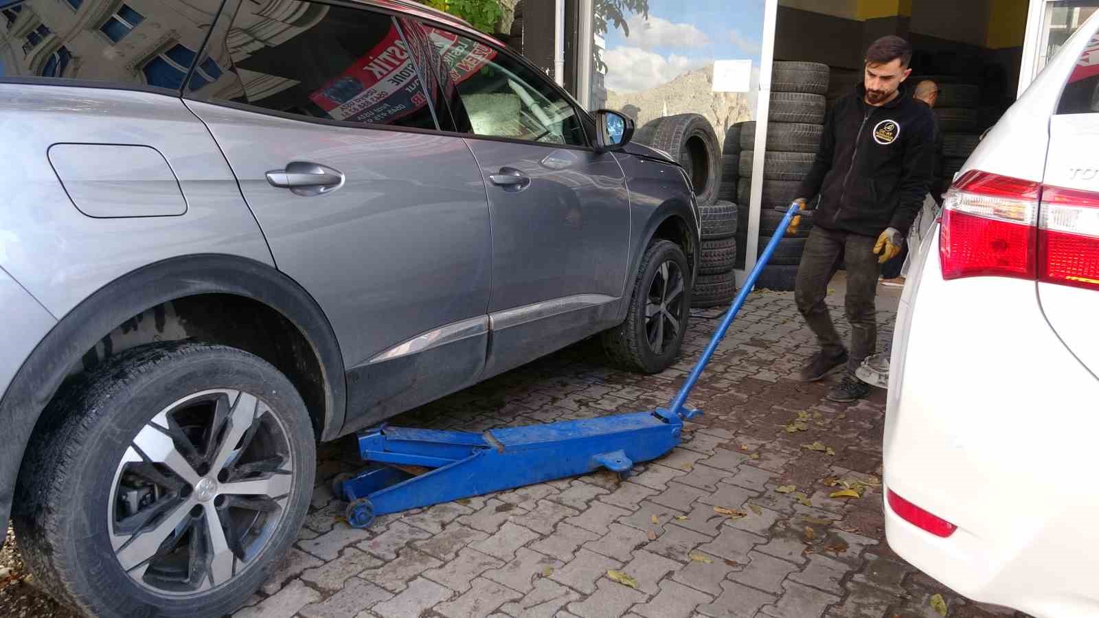 Van’daki lastikçilerde kış lastiği telaşı başladı