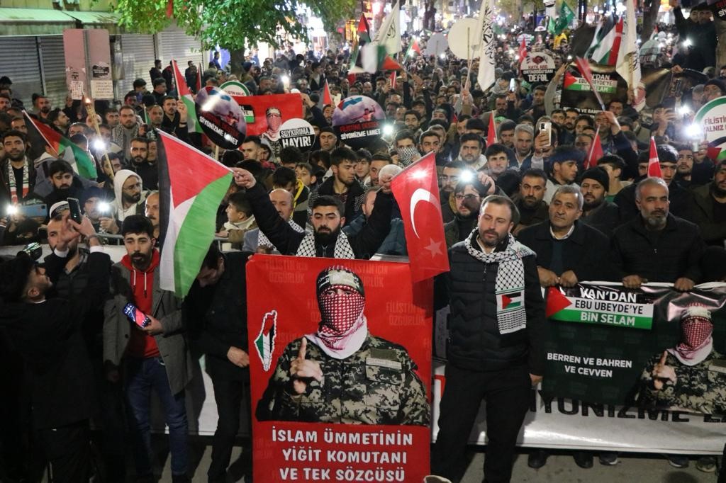 Van’da Gazze için meşaleli yürüyüş