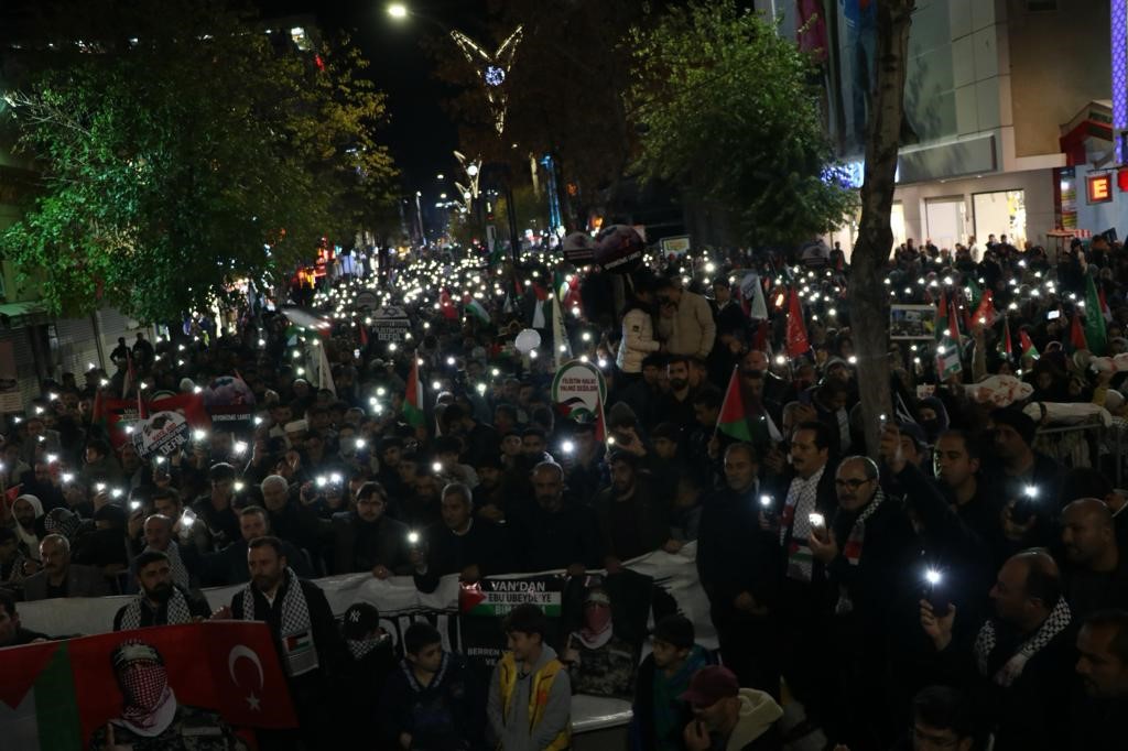 Van’da Gazze için meşaleli yürüyüş