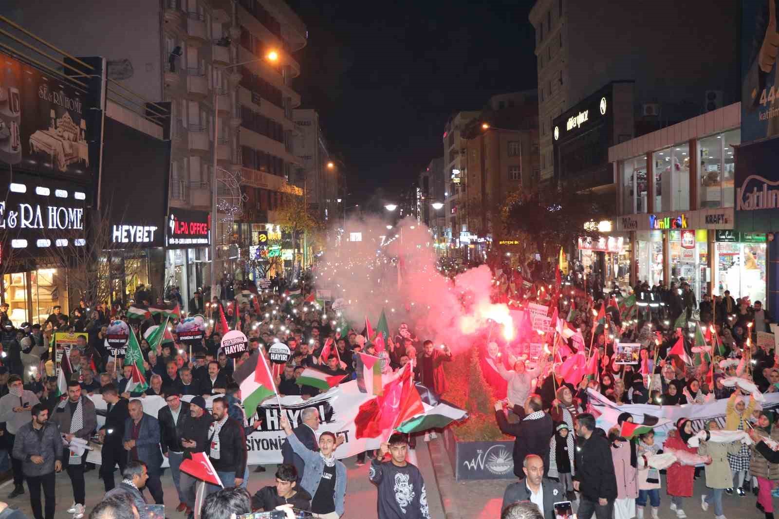 Van’da Gazze için meşaleli yürüyüş