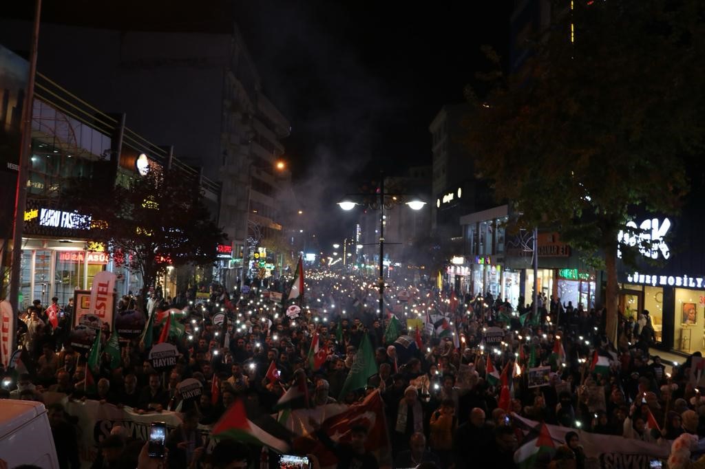 Van’da Gazze için meşaleli yürüyüş
