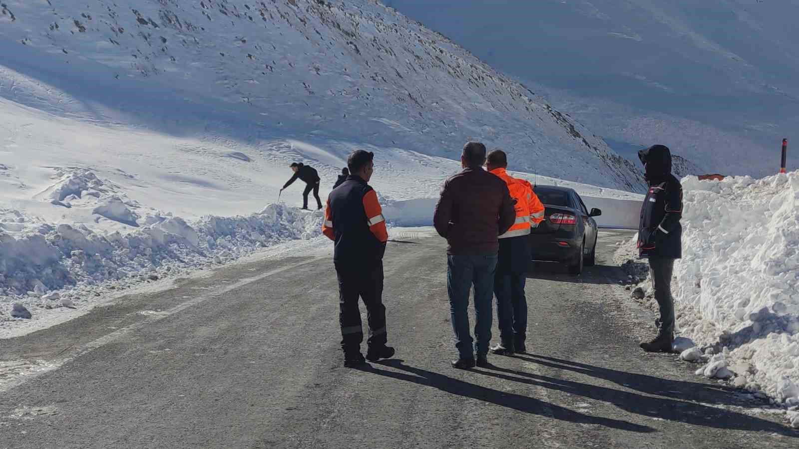 Van-Bahçesaray Pazartesi’ye kadar kapalı