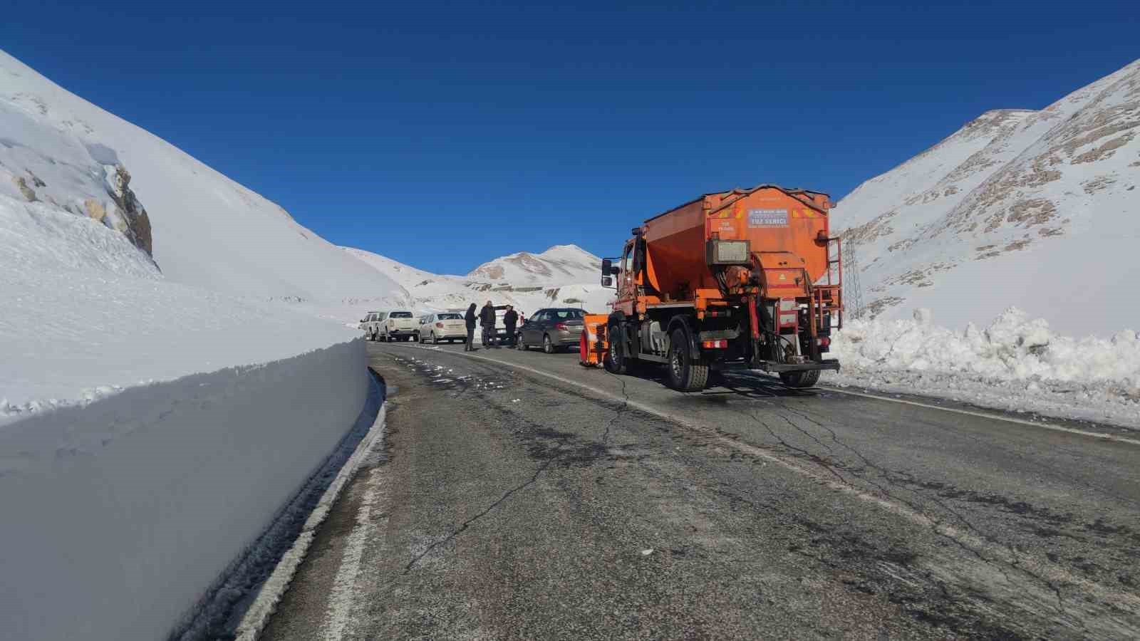 Van-Bahçesaray Pazartesi’ye kadar kapalı