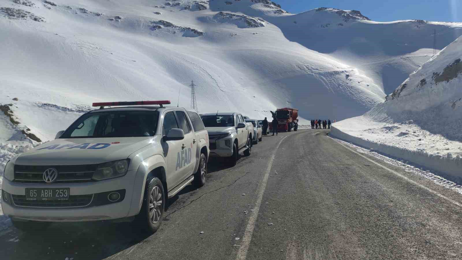 Van-Bahçesaray Pazartesi’ye kadar kapalı