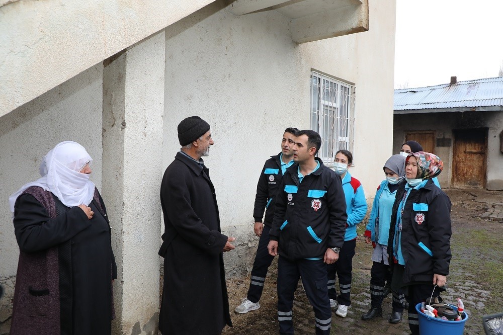 Erciş’te yaşlı çiftin ineklerini Vefa Ekipleri sağdı