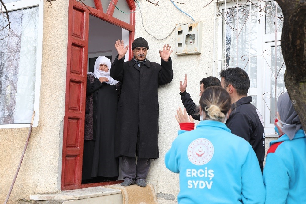 Erciş’te yaşlı çiftin ineklerini Vefa Ekipleri sağdı