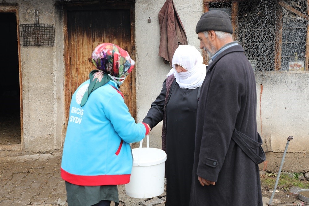 Erciş’te yaşlı çiftin ineklerini Vefa Ekipleri sağdı