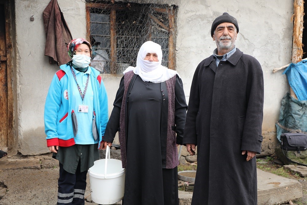 Erciş’te yaşlı çiftin ineklerini Vefa Ekipleri sağdı