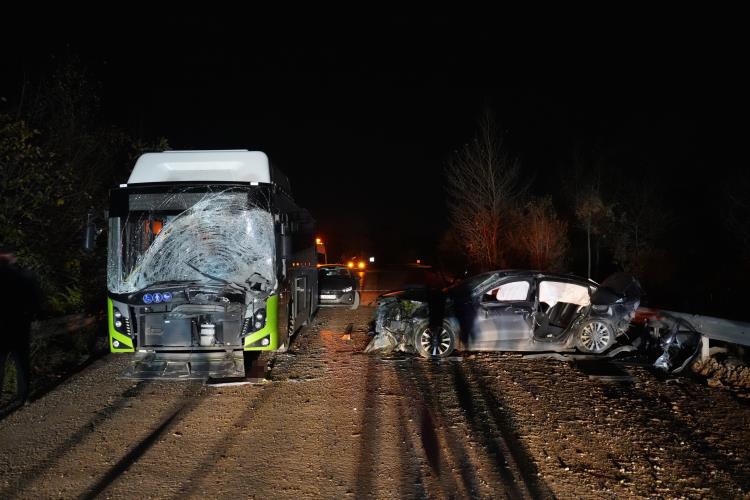 Belediye otobüsüyle kafa kafaya çarpışan otomobil hurdaya döndü: 1 ölü, 2 yaralı