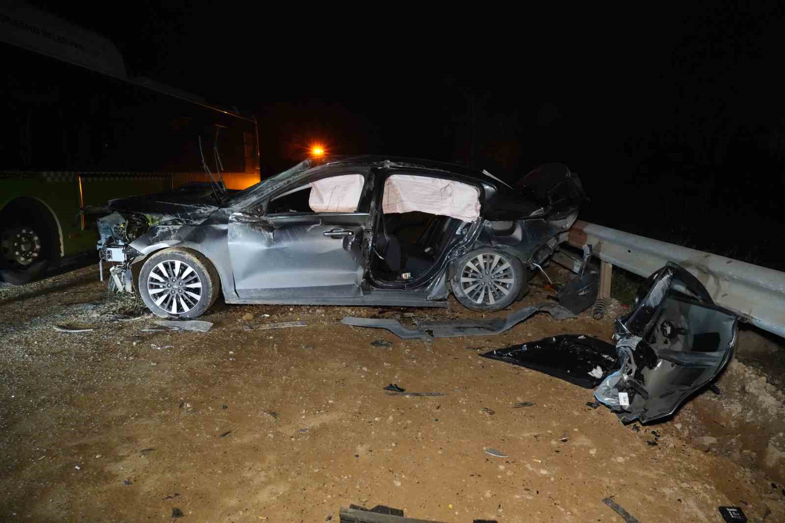 Belediye otobüsüyle kafa kafaya çarpışan otomobil hurdaya döndü: 1 ölü, 2 yaralı