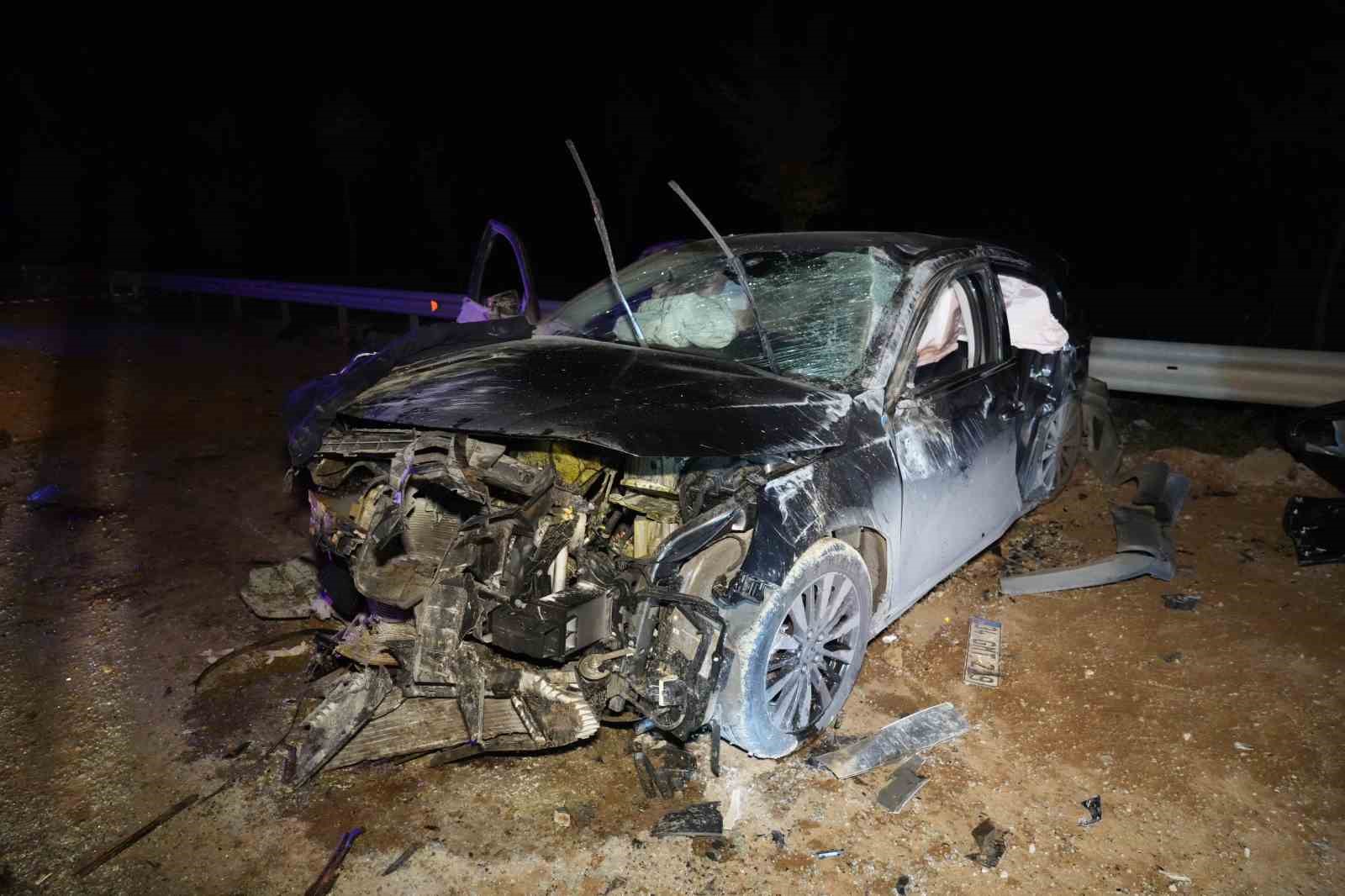 Belediye otobüsüyle kafa kafaya çarpışan otomobil hurdaya döndü: 1 ölü, 2 yaralı