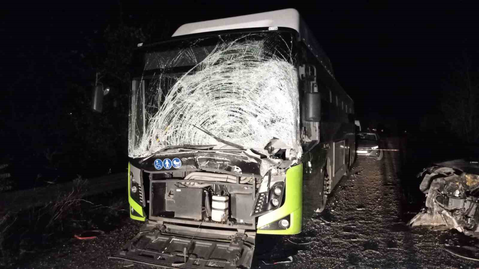 Belediye otobüsüyle kafa kafaya çarpışan otomobil hurdaya döndü: 1 ölü, 2 yaralı