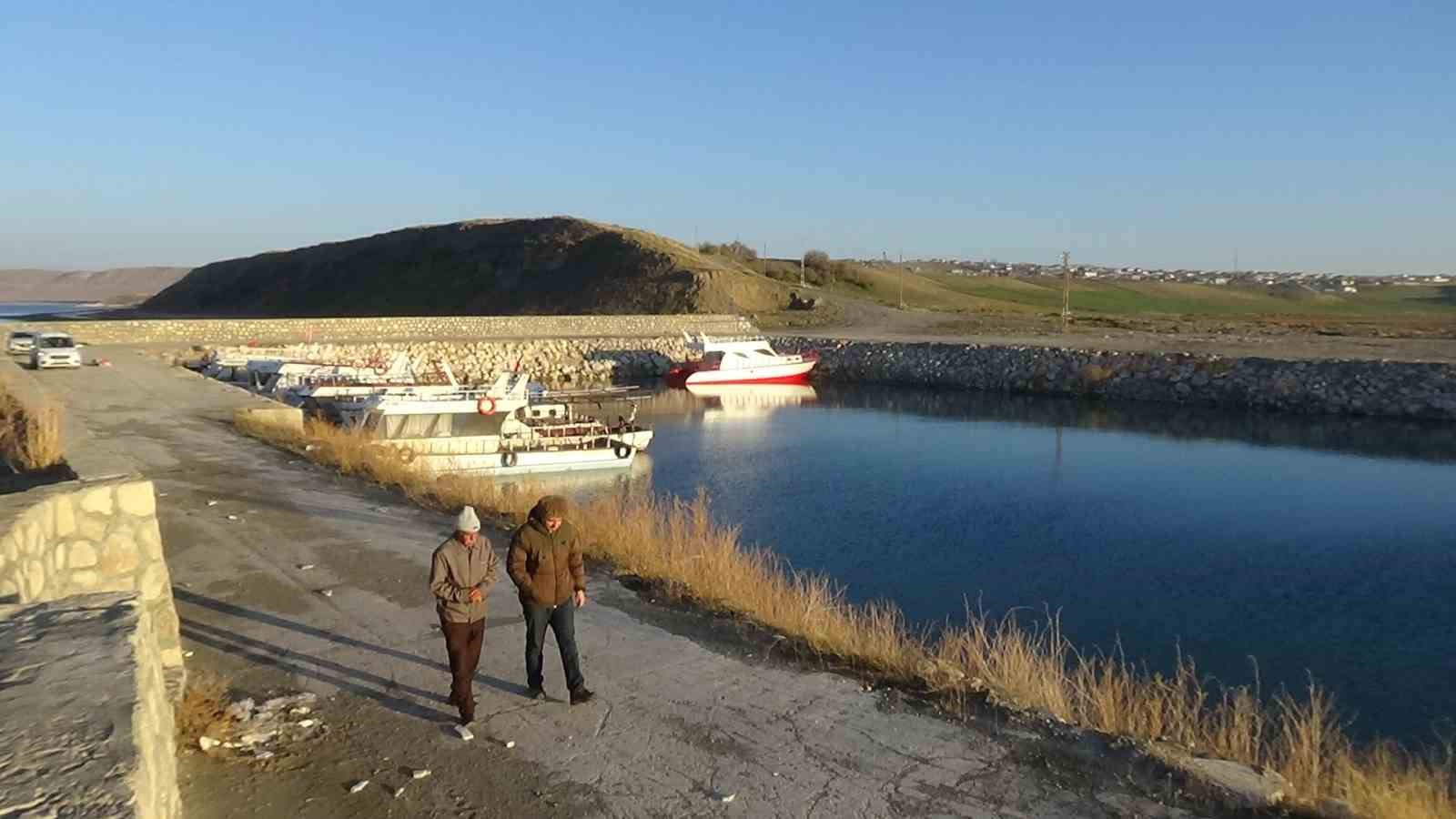 Van Gölü’nde sular çekilince, balıkçı tekneleri limanda mahsur kaldı