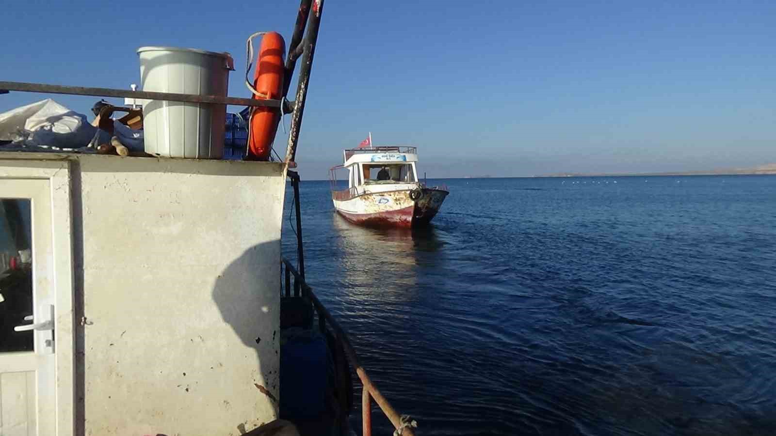 Van Gölü’nde sular çekilince, balıkçı tekneleri limanda mahsur kaldı