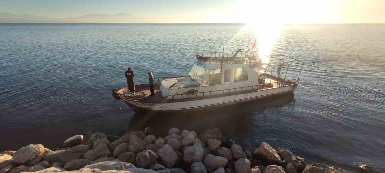 Van Gölü’nde sular çekilince, balıkçı tekneleri limanda mahsur kaldı