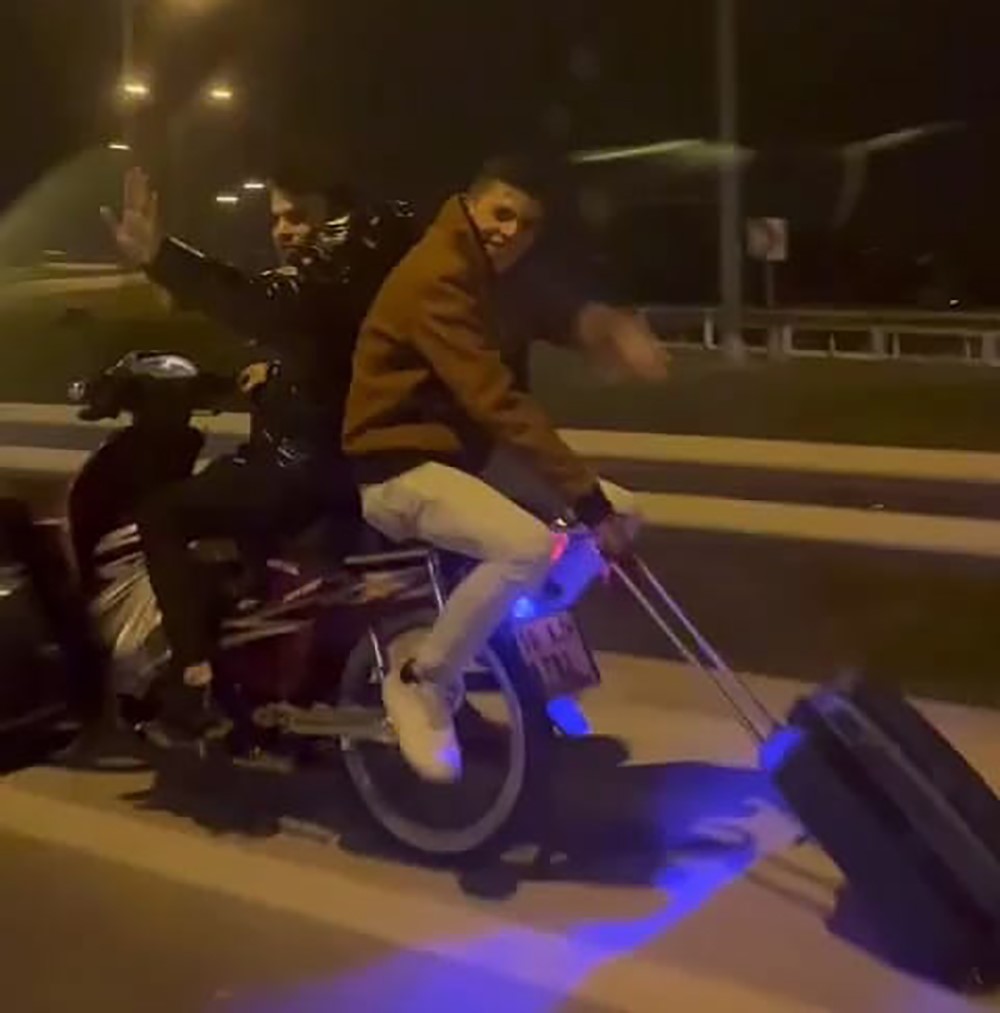 Motosikletli gençlerin tehlikeli yolculuğu kamerada