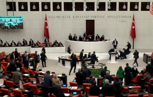 TBMM'de korku dolu anlar! SP milletvekili Hasan Bitmez konuşma yaparken kürsüde fenalaşıp bayıldı