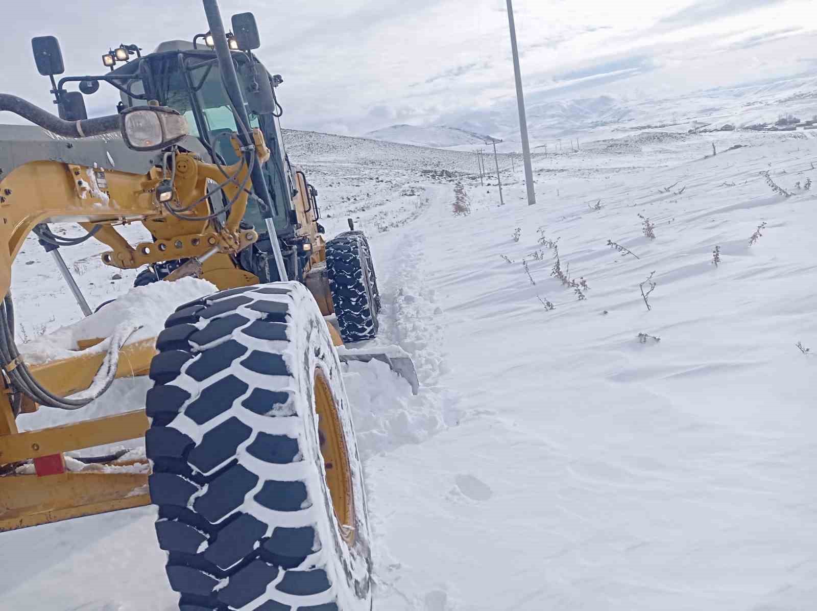 Karda mahsur kalanların imdadına belediye ekipleri yetişti