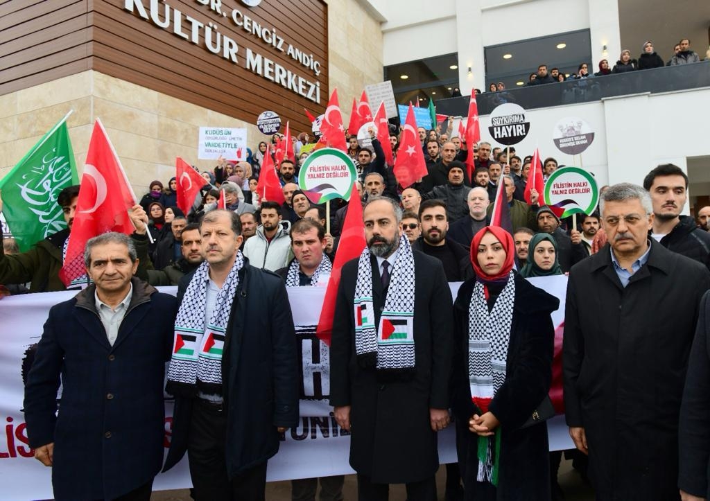 Van’da öğrenciler Filistin için yürüdü