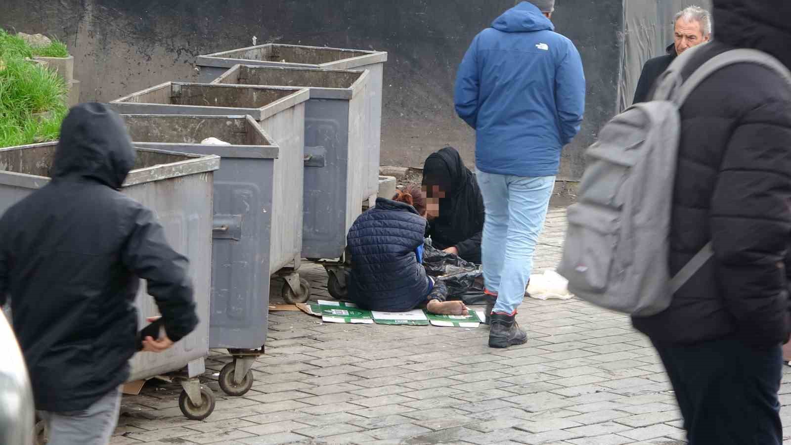 Çöpten yemek yeme numarası yapan dilenciler yakayı ele verdi