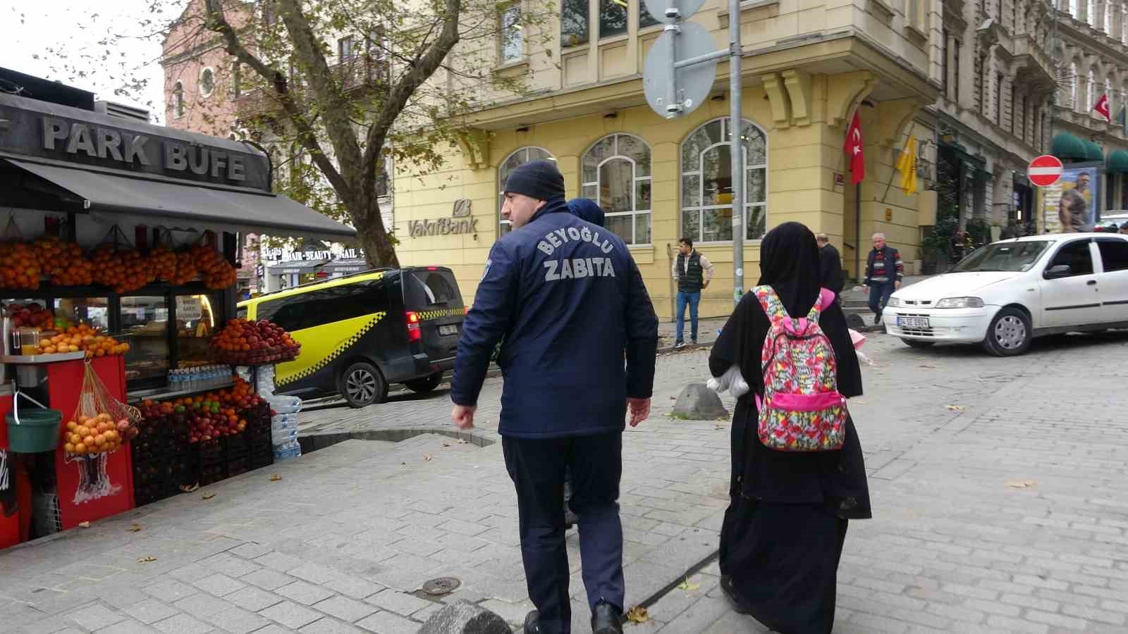 Çöpten yemek yeme numarası yapan dilenciler yakayı ele verdi