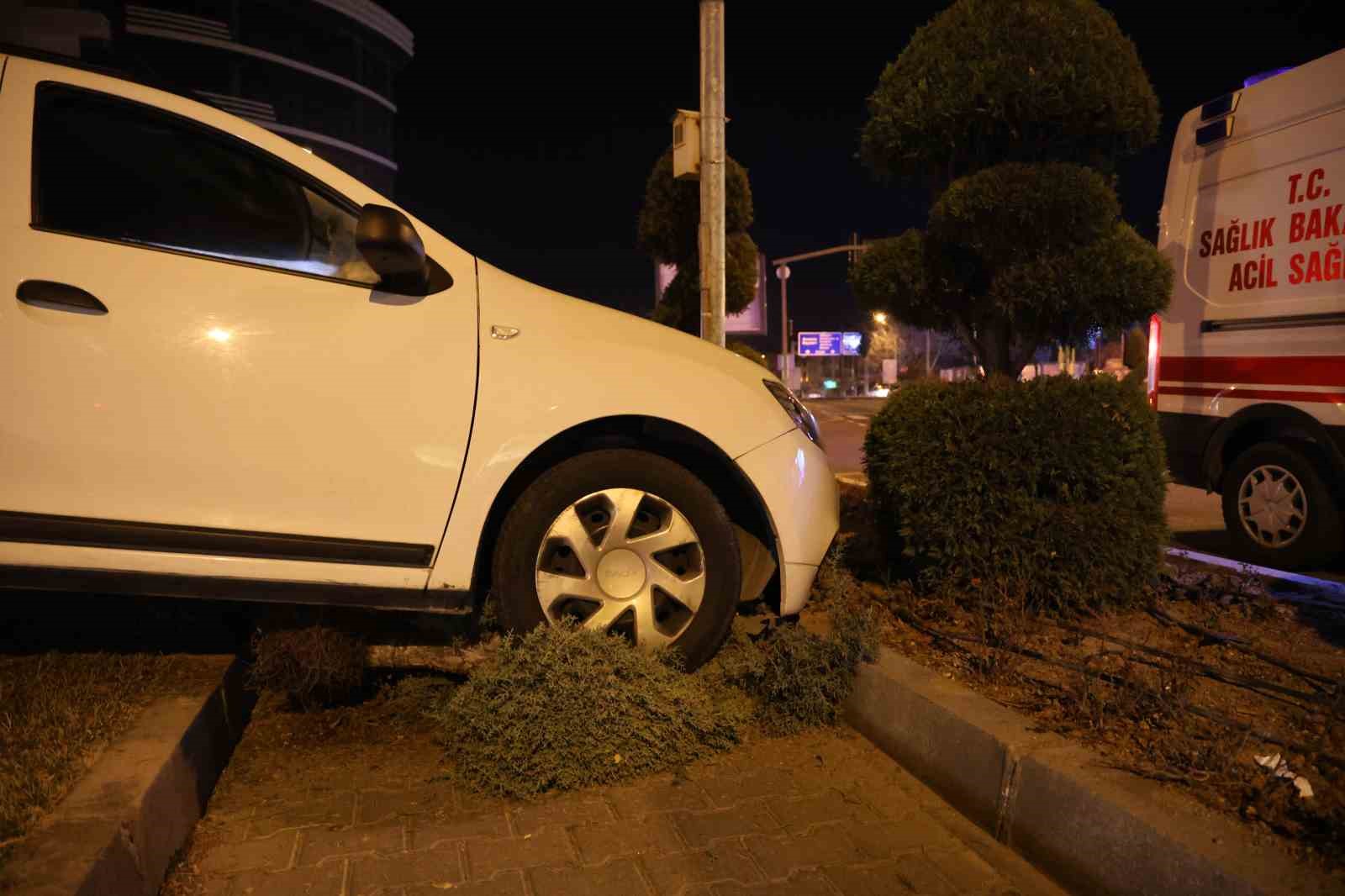 Kaza yapan alkollü sürücü, yardıma gelenlerden sigara istedi